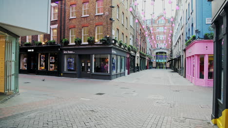 Carreteras-Vacías-De-Londres-Durante-El-Cierre-Del-Coronavirus-En-La-Tranquila-Y-Desierta-Calle-Carnaby-En-Soho,-Una-Zona-Turística-Popular-Durante-El-Cierre-De-La-Pandemia-Mundial-De-Covid-19-En-Inglaterra,-Europa