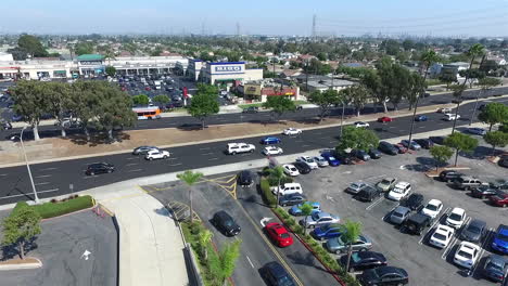 Drone-Aéreo-Volando-Lejos-Del-Centro-Comercial-South-Bay-Galleria-Sobre-El-Estacionamiento-De-Hawthorne-Blvd-Y-Artesia-Blvd