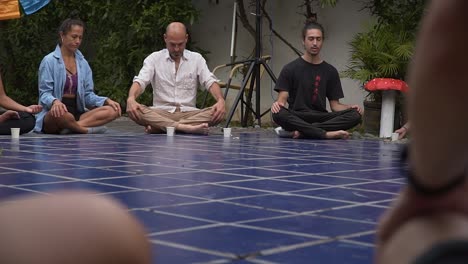 Grupo-De-Personas-Cogidas-De-La-Mano-Meditando-En-Una-Sesión-De-Yoga,-Lima,-Perú.