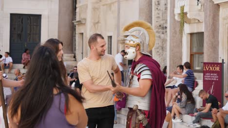 Guerrero-Romano-Posa-Con-Turistas