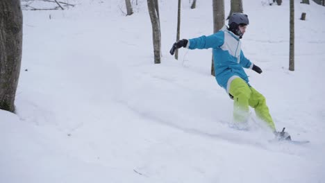 Snowboard-Cuesta-Abajo-Y-Luego-Salta,-Cámara-Lenta