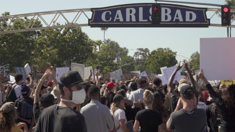 Un-Gran-Grupo-De-Manifestantes-En-Carlsbad,-California,-Marchan-En-Apoyo-De-Black-Lives-Matter.