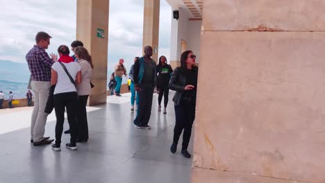 Turistas-Caminando-Cerca-De-La-Entrada-De-Una-Iglesia-En-La-Cima-Del-Teleférico-De-Monserrate-En-Bogotá,-Colombia