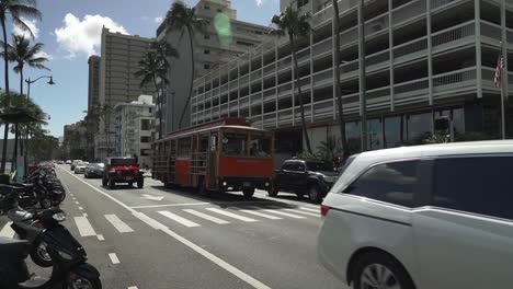 Trolebús-Turístico-Waikiki-Cruzando-El-Bulevar-Ala-Wai-En-Oahu,-Hawaii---Plano-De-Seguimiento-Panorámico