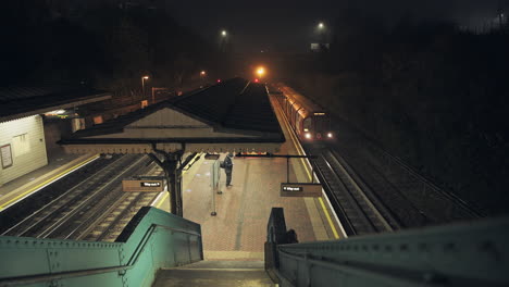 Tren-Subterráneo-De-Londres-En-La-Pandemia-De-Bloqueo-Del-Coronavirus-Covid-19-En-Inglaterra,-Reino-Unido-Mostrando-La-Plataforma-De-La-Estación-Vacía,-Tranquila-Y-Desierta-Sin-Gente