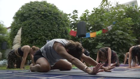 Gente-Practicando-Yoga-Estirándose-Juntas-En-La-Naturaleza-Verde,-Estirando-El-Cuerpo,-Lima,-Perú.