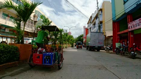 Un-Triciclista-Recorre-Las-Calles-En-Un-Triciclo-Local-Cargado-De-Refrescos.