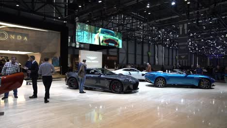 Genf,-Schweiz---12.-März-2019:-Weitwinkelschwenkaufnahme-Des-Aston-Martin-Standes-Auf-Dem-Genfer-Autosalon-2019