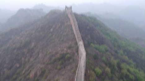 Vista-Aérea-Panorámica-Sobre-La-Gran-Muralla-China-Desde-La-Torre-De-Vigilancia