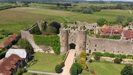 Dolly-Aéreo-Fuera-Del-Castillo-De-Amberley-En-West-Sussex