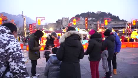 Menschen-Versammelten-Sich-Auf-Dem-Gubei-Water-Town-Plaza-Um-Die-Chinesische-Neujahrsdekoration,-Die-Den-Platz-Beleuchtete