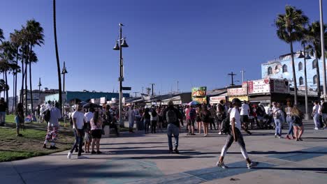 Maskierte-Menschen,-Die-Während-Der-Golden-Hour-In-Los-Angeles,-Kalifornien,-USA,-Auf-Der-Promenade-Von-Venedig-Einkaufen-Gehen-–-Ein-Ruhiger-Umgang-Mit-Der-Coronavirus-Pandemie