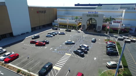 Drone-Aéreo-En-Cámara-Lenta-Volando-De-Regreso-Sobre-El-Estacionamiento-Del-Centro-Comercial-South-Bay-Galleria-Junto-A-Hawthorne-Blvd-Y-Artesia-Blvd.