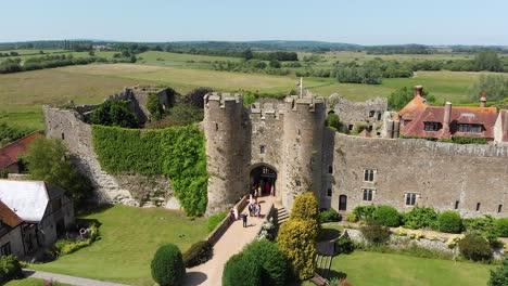 Luftumlaufbahn-Der-Hochzeitsfeier-Im-Amberley-Castle-Im-Sommer