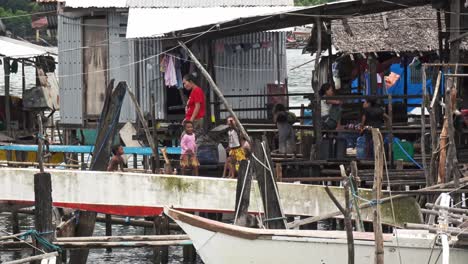 Los-Niños-Pequeños-Que-Viven-En-La-Pobreza-Extienden-Sus-Manos-Pidiendo-Monedas-Mientras-Viven-En-Los-Barrios-Marginales-De-Filipinas.