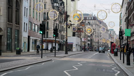 Die-Strang-Weihnachtsbeleuchtung-An-Einem-Ruhigen-Tag-Im-Covid-19-Coronavirus-Lockdown-Mit-Der-Leeren-Straße-Im-Zentrum-Von-London-Mit-Geschlossenen-Geschäften-An-Der-Beliebten-Einkaufsstraße,-Westminster,-England,-Europa