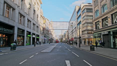 Londres-En-El-Cierre-Del-Coronavirus-Covid-19-Con-Calles-Tranquilas-Y-Vacías-En-La-Calle-Oxford-Con-Tiendas-Cerradas-En-La-Popular-Calle-Comercial-De-La-Pandemia-En-Inglaterra,-Europa