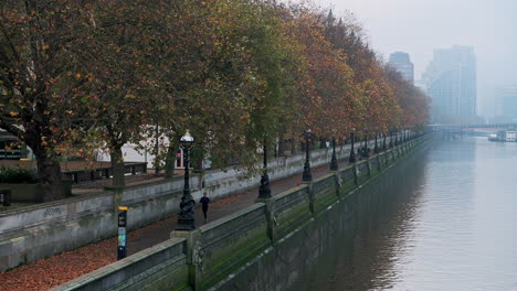 London-Im-Coronavirus-Covid-19-Lockdown-Mit-Menschen,-Die-Entlang-Der-Themse-Am-Südufer-Mit-Herbstbäumen-An-Einem-Atmosphärischen-Nebligen-Blauen-Morgen-In-England,-Großbritannien,-Zur-Hauptverkehrszeit-Laufen-Und-Joggen