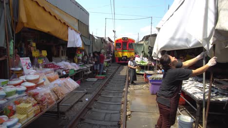 Zug-Verlässt-Den-Eisenbahnmarkt-Und-Verkäufer-Breiten-Zelte-Aus