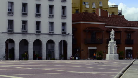 Vista-De-La-Plaza-De-La-Aduana-En-Cartagena-Colombia-A-última-Hora-De-La-Mañana