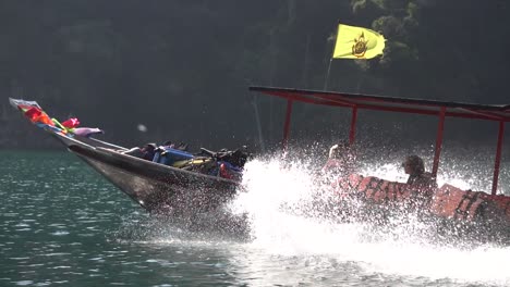 Cámara-Lenta-De-Un-Barco-Tailandés-De-Cola-Larga-Navegando-En-Agua-De-Mar-Tropical-Por-Escarpados-Acantilados-De-Las-Islas-Phi-Phi,-Tailandia,-Pov-Cinematográfico