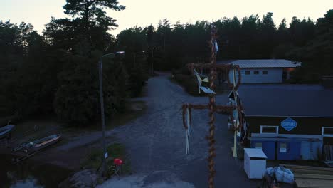 Vista-Aérea-Alrededor-De-Un-Poste-Tradicional-De-Verano,-En-Sandnasudd,-Raasepori,-Uusimaa,-Finlandia---órbita,-Disparo-Con-Drones