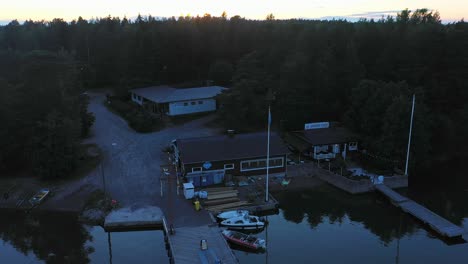 Luftaufnahme-Eines-Traditionellen-Mittsommerpfahls,-An-Einem-Hafen,-Im-Archipel-Von-Uusimaa,-Finnland-–-Nach-Oben-Kippen,-Drohnenaufnahme