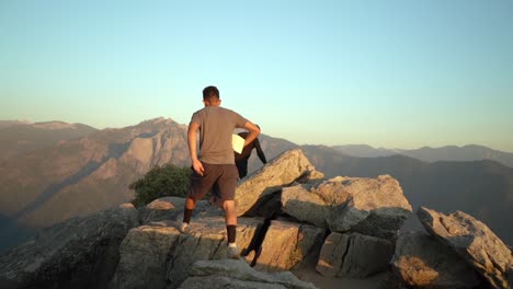 Cinematic-gimbal-shot-of-the-view-from-Moro-Rock-in-California's-Sequoia-National-Forest