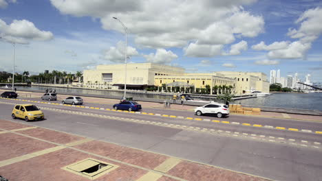 Imágenes-Del-Centro-De-Convenciones-Getsemani-En-Cartagena-Colombia,-Mientras-Los-Autos-Pasan-Frente-Al-Edificio