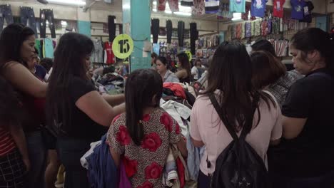 Mujeres-Filipinas-Hurgan-Entre-Fardos-De-Ropa-En-Una-Tienda-De-Ropa-De-Segunda-Mano-En-Filipinas