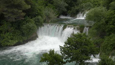 Toma-En-Cámara-Lenta-4k-De-Una-Cascada-En-El-Parque-Nacional-De-Krka-En-Croacia,-Sibenik