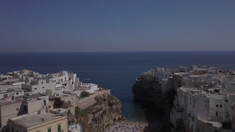 Disparo-De-Un-Dron-Sobre-La-Bahía-De-Polignano,-Una-Yegua-Donde-Cada-Año-Se-Realiza-El-Salto-Desde-El-Acantilado-De-Red-Bull.