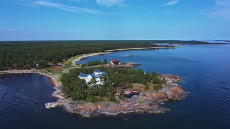 Vista-Aérea-De-La-Tradicional-Villa-De-Vacaciones-En-La-Costa-Finlandesa-Con-Cielo-Azul-De-Verano.