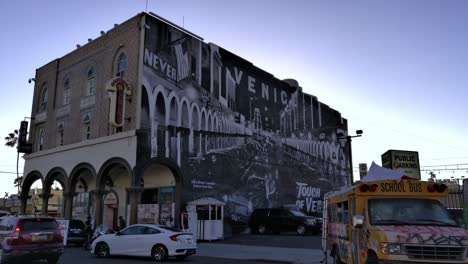 Obras-De-Arte-En-La-Pared-De-Un-Edificio,-Cerca-De-La-Playa-De-Venecia,-En-Una-Tarde-Soleada,-En-Los-Ángeles,-California,-EE.UU.---Toma-Estática