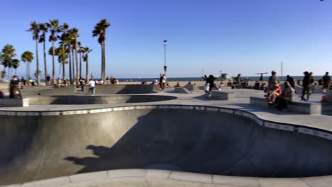 Gente-Patinando-En-El-Parque-De-Patinaje-De-Venice-Beach,-En-Un-Día-Soleado,-En-Los-Ángeles,-California,-EE.UU.---Toma-Panorámica