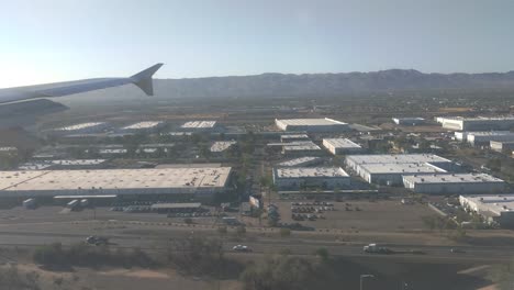 Vista-A-Través-De-La-Ventana-Del-Avión-Comercial-Que-Aterriza-En-El-Aeropuerto-De-Phoenix