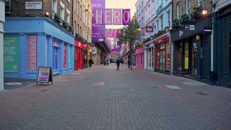 Carreteras-Vacías-De-Londres-Durante-El-Cierre-Del-Coronavirus-En-La-Tranquila-Y-Desierta-Calle-Carnaby-En-Soho,-Una-Zona-Turística-Popular-Durante-El-Cierre-De-La-Pandemia-Mundial-De-Covid-19-En-Inglaterra,-Europa