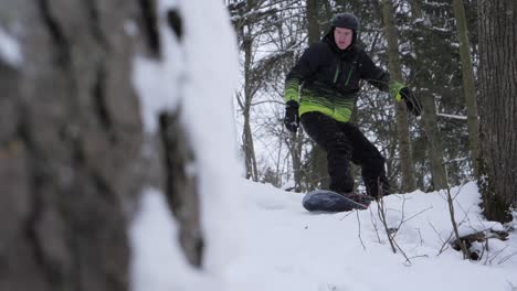 Snowboard-Downhill-Vollbild,-Nahaufnahme-Des-Bretts,-Zeitlupe