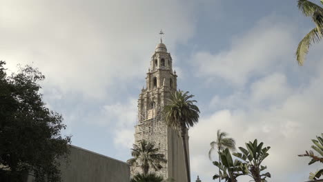 Zeitraffer-Des-Bewölkten-Himmels-Im-Historischen-Balboa-Park-Museum-In-San-Diego,-Ca