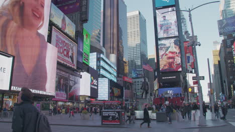 Time-Square-Salvaje-Cámara-Lenta-Inclinada-Hacia-Las-Pantallas-De-Anuncios