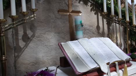 Toma-Interior-De-Velas-Y-Biblia-Colocadas-En-La-Capilla-De-Los-Caminantes-En-Los-Ángeles,-Un-Lugar-Popular-Para-Celebrar-Bodas-Y-Una-Iglesia-Cristiana.