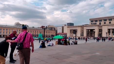 Turistas-Y-Gente-Local-Caminando-Por-El-Centro-Histórico-De-Bogotá,-Colombia