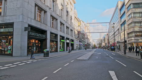 Londres-En-El-Cierre-Del-Coronavirus-Covid-19,-Con-Carreteras-Tranquilas-En-La-Calle-Oxford-Con-Tiendas-Cerradas-En-La-Popular-Calle-Comercial-De-La-Pandemia-En-Inglaterra,-Europa