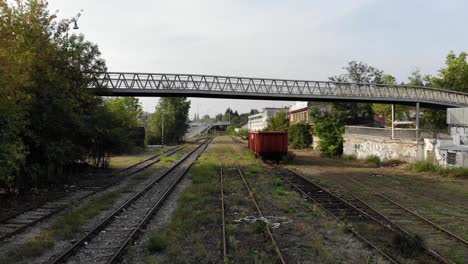 Vías-De-Tren-Desiertas,-Vuelo-Hacia-Atrás.