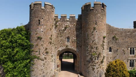 Toma-Aérea-De-La-Entrada-Principal-Al-Castillo-De-Amberley.