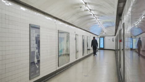 Escalera-Mecánica-Silenciosa-En-La-Estación-De-Tren-Subterráneo-De-Londres-En-El-Cierre-Pandémico-Del-Coronavirus-Covid-19-En-Inglaterra,-Reino-Unido-Desierto-Sin-Gente-En-Hora-Punta