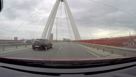 POV-De-Un-Automóvil-Conduciendo-Sobre-Un-Puente-En-Una-Carretera-De-Alemania