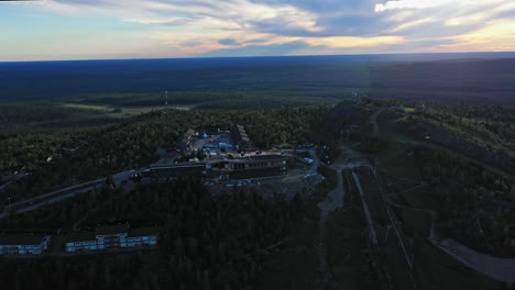 Vista-Aérea-Del-Iso-syote-Del-Hotel-Quemado-En-Construcción,-En-Pudasjarvi,-Finlandia---órbita,-Disparo-De-Drone