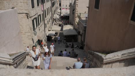 Escaleras-Emblemáticas-De-Los-Jesuitas-Desde-Arriba-Con-Muchos-Turistas-Caminando-Y-Sentados,-Vista-Hacia-Adelante-En-Plataforma-Rodante