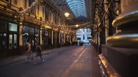 Mercado-Leadenhall-En-La-Ciudad-De-Londres-Con-Carreteras-Tranquilas-Y-Vacías-Durante-El-Cierre-Del-Coronavirus-Durante-La-Pandemia-De-Covid-19-En-Londres,-Inglaterra